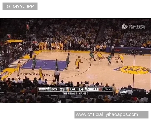 奥特球队训练动态布克与杰伦格林状态持续观察中